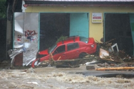 Zatopené a ještě nabourané auto. Voda má sílu...