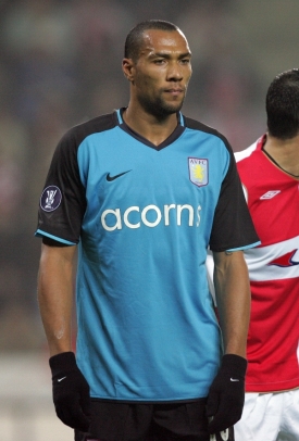 Útočník Aston Villy John Carew.