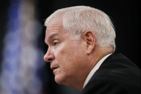 Ministr obrany USA Robert Gates škrtá armádní výdaje.