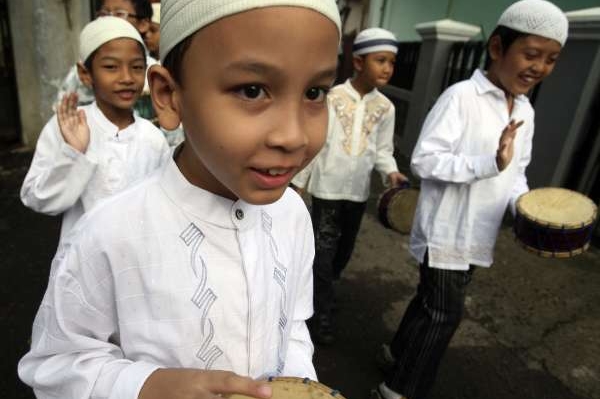 Chlapci v Jakartě se připravují na ramadán.