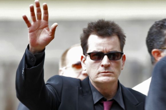 Herec Charlie Sheen prý brutálně napadl svou manželku.