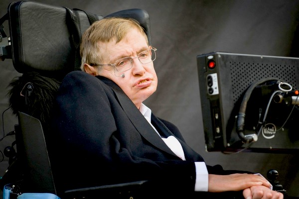 Stephen Hawking se nebojí přicházet s radikálními myšlenkami.