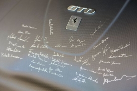 Podpisy tvůrčího týmu na krytu motoru, to je rarita.