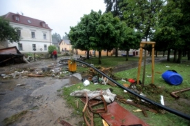 Ulice Chrastavy jsou plné vyplaveného majetku zdejších obyvatel.