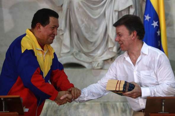 Chávez a Santos na společné tiskové konferenci.