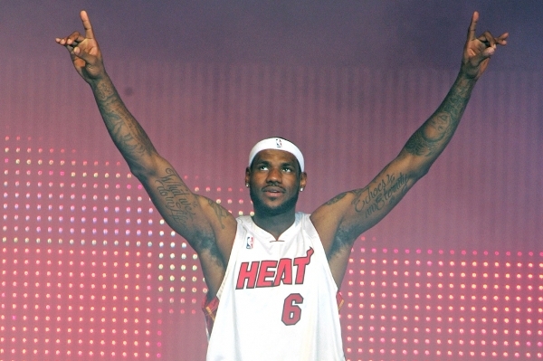 LeBron James při představování fanouškům Miami Heat.