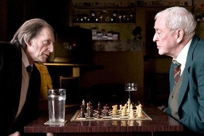 Michael Caine (vpravo) jako Harry Brown.