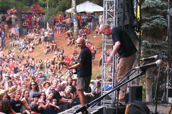Mňága festivaly umí. Loni na Trutnově.