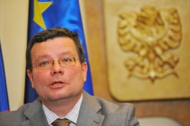 Ministr obrany připustil špionážní aféru. Ministr obrany připustil špionážní aféru.