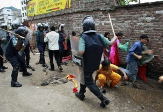 Policie rozhání protestující textiláky v Bangladéši.