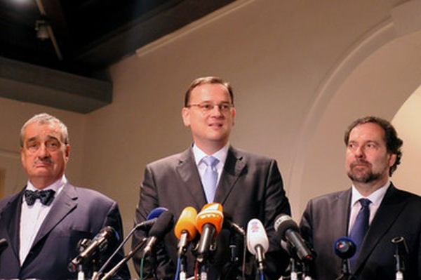 Česko bude v příštím roce mít schodek 135 miliard, oznámil Nečas.