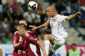 Roman Bednář (vpravo) hlavičkující.