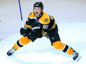 NHL prošetřuje i další smlouvy, třeba tu Marka Savarda z Bostonu.