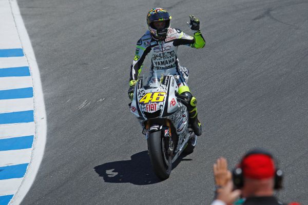 Valentino Rossi už zase válí.