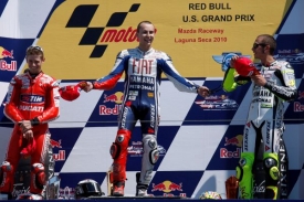 Jorge Lorenzo (uprostřed) je letošním králem MotoGP.