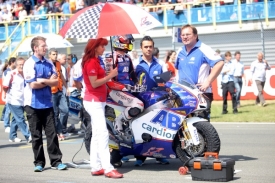 Karel Abraham na svém stroji před VC Nizozemska.
