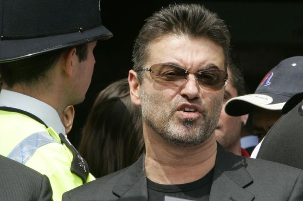 Britská policie dnes obvinila popového zpěváka George Michaela.
