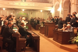 Někdo tleská, někdo ne. Vláda právě získala důvěru, Škromach fotil.