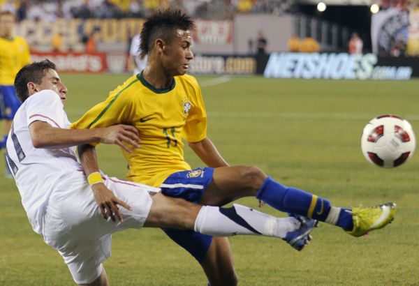 Brazilec Neymar (vpravo). 