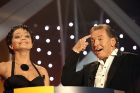 Zpěvák Karel Gott a zpěvačka Lucie Bílá.