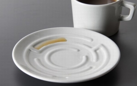 Designér navrhl hrneček s bludištěm pro veselejší snídaně.