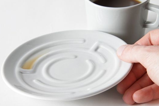 Bludiště na podšálku. Vtipná hříčka designéra Erdema Seleka.