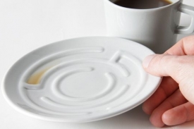 Bludiště na podšálku. Vtipná hříčka designéra Erdema Seleka.