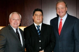 Tom Hicks (vpravo), George Gillett (vlevo) a Jahia Kyrdi.
