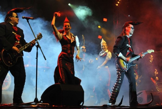 Leningrad Cowboys dovedou zaplnit sebevětší stage.