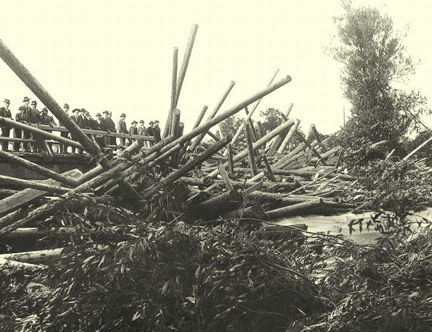 Zničený most po povodni ve Valašském Meziříčí v roce 1907.