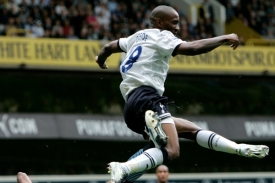 Jermain Defoe z Tottenhamu ve výskoku při utkání se City.