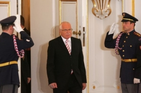 Prezident Václav Klaus se vyjádřil ke snížení platu. Prezident Václav Klaus se vyjádřil ke snížení platu.
