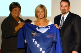 Tessa Bonhomme (uprostřed) - jednička draftu CWHL. Tessa Bonhomme (uprostřed) - jednička draftu CWHL.
