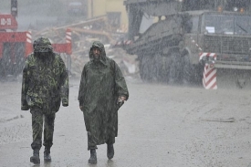 Silná průtrž mračen přerušila stavbu nového provizorního mostu.