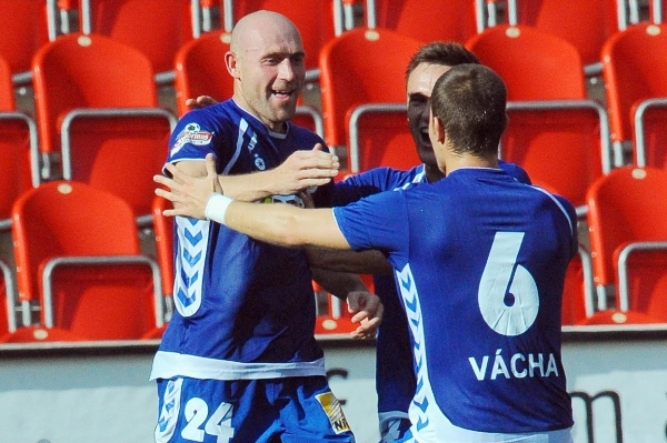 Jiří Štajner (vlevo) se raduje se spoluhráči z gólu na 2:1. Jiří Štajner (vlevo) se raduje se spoluhráči z gólu na 2:1.