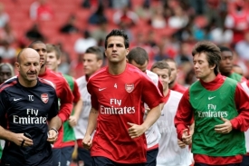 Cesc Fábregas a Tomáš Rosický (vpravo) při rozcvičení.