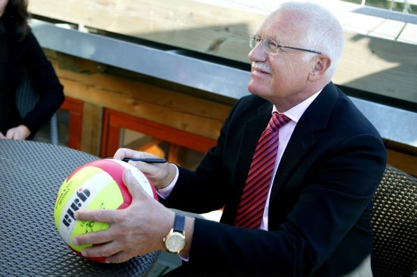 Prezident Klaus je sám aktivní sportovec. Basketbal hrával v mládí.