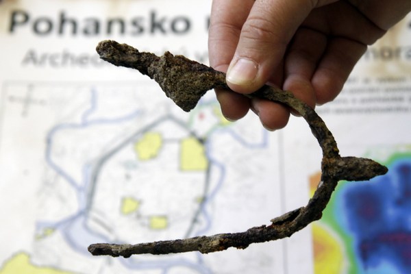 Ostruha nalezená v okolí rotundy.