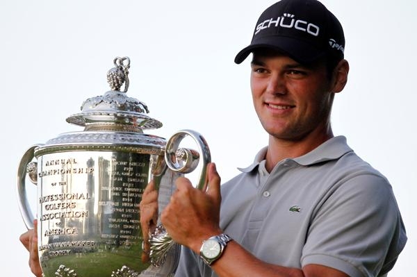 Martin Kaymer s pohárem pro vítěze PGA Championship.
