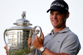 Martin Kaymer s pohárem pro vítěze PGA Championship.
