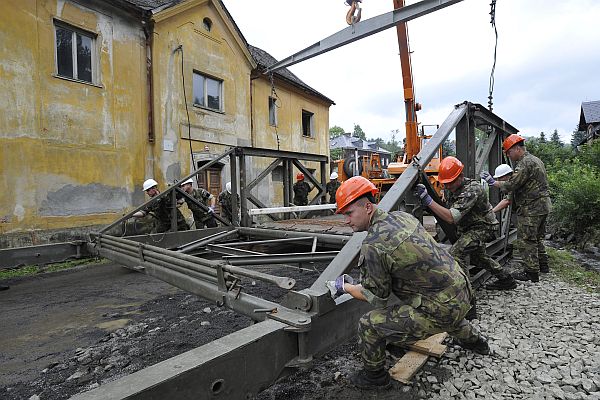 Odstraňování škod běží naplno, na severu Čech by se řeky vylít neměly.