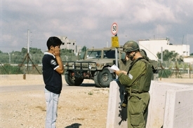 Vojáci začnou na Palestince koukat jako na lidi, co jdou do práce.