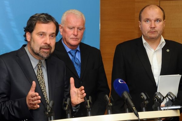 Radek John jednal se zástupci policejních a hasičských odborů.