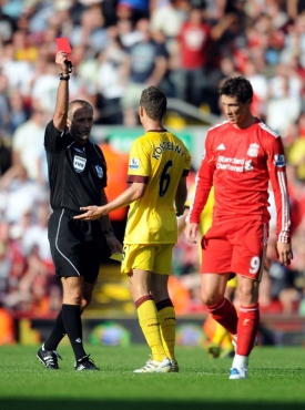 Sudí Martin Atkinson uděluje druhou červenou kartu v nedělním duelu.