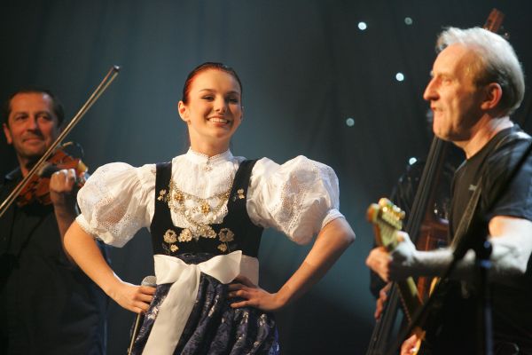 Při předávání cen Anděl 2009 s kapelou zazpívala Ewa Farna.