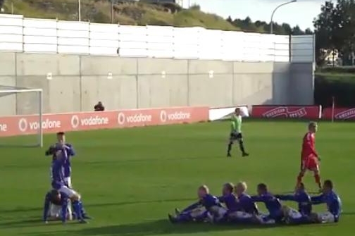 Fotbalisté Stjarnanu baví svými oslavami fanoušky i sami sebe.