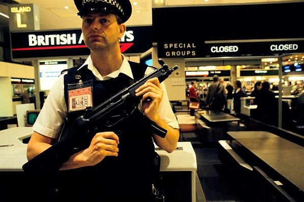 Policista na londýnském letišti Heathrow.