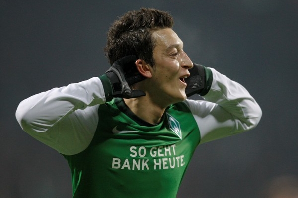 Mesut Özil přestupuje do Realu Madrid.
