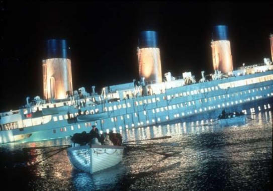 Titanic se potápí. Z filmu režiséra Davida Camerona.