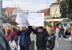 Dorazilo i několik Jochových podporovatelů.